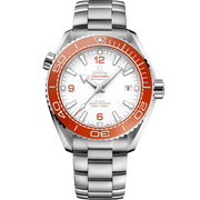 Quadrante bianco con motivo a onde inciso al laser, indici e lancette luminescenti e datario a ore 3 dell’Omega Seamaster Planet Ocean 600M 43,5 mm modello 215.30.44.21.04.001.